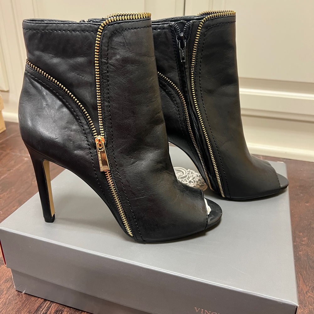 Vince Camuto Black heeled booties with zippers 8.5M NWOT